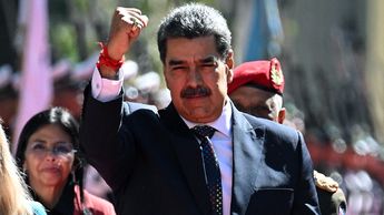 Maduro hace un gesto junto a la primera dama Cilia Flores a su llegada al Capitolio / AFP