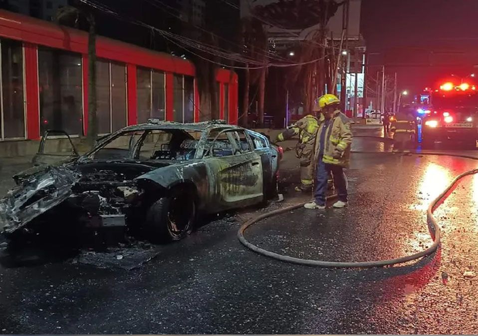 Patrulla de la Guardia Nacional se incendia en la avenida Gonzalitos