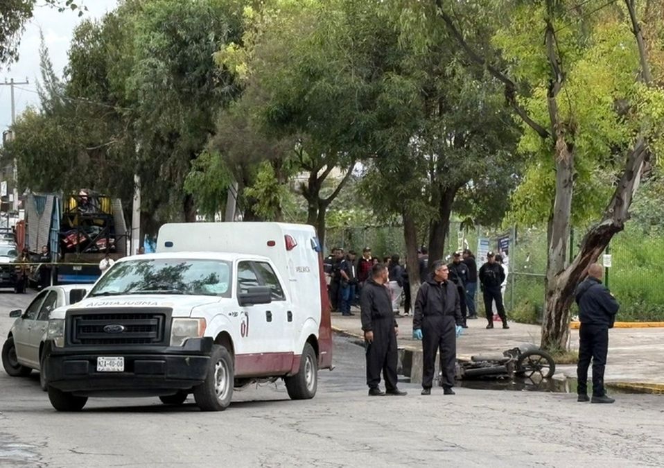 Vecinos de Ecatepec le cerraron el paso al conductor de la grúa debido a que intentaba escapar luego de atropellar a los niños | Ernesto Guzmán