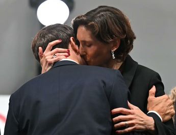 Beso entre Emmanuel Macron y Amélie Oudéa-Castéra / EFE