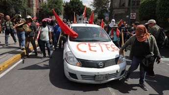 Maestros de Guerrero se llevan auto de la Secretaría de Educación al Zócalo capitalino / Jorge Carballo