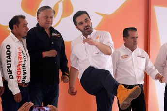 Jorge Álvarez Máynez durante su visita a San Martín Teexmelucan, Puebla; le acompañan militantes de MC / Agencia Cuartoscuro