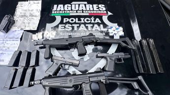 Armas que les fueron incautadas a los hombres detenidos | Secretaría de Seguridad de Jalisco
