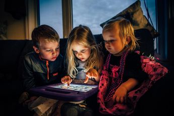 ¿Tu niño es indiferente a tu afecto? Puede ser por el uso excesivo del celular o la tablet