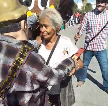 La mujer fue grabada mientras disfrutaba de su baile.