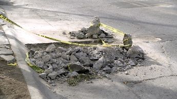 Escombros dejados en vía pública por el Siapa tras reparar la fuga de agua | Telediario