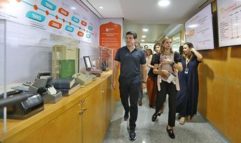 Samuel García y Mariana Rodríguez recorrieron las oficinas del 070. | Cortesía
