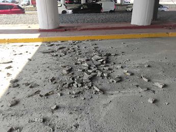 Desprendimiento de concreto sobre el suelo bajo el puente vehicular en Monterrey. | Sandra González