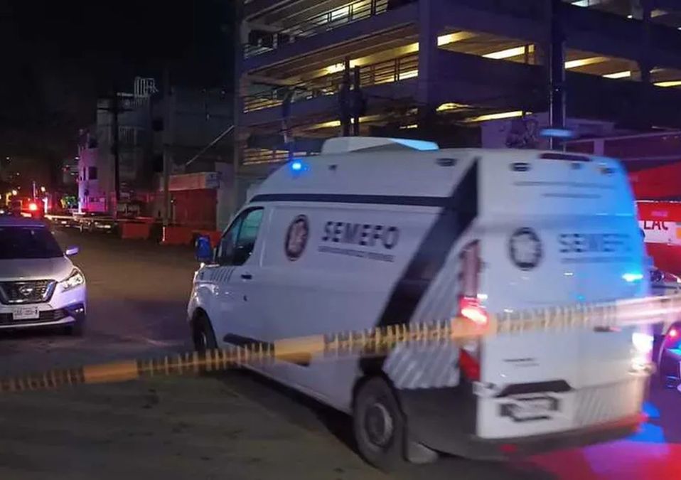 Joven muere tras caer del octavo piso de un estacionamiento en Monterrey