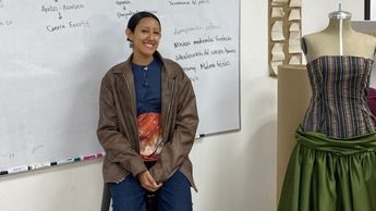 La docente considera que no hay satisfacción más grande que ver el trabajo de sus alumnos ya terminado. | Foto: Melannie Chávez