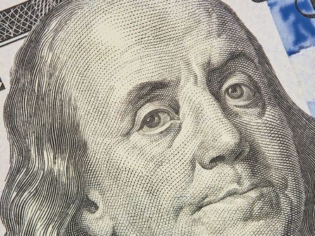 Dólar logra por mantenerse a la alza mientras peso mexicano trata de frenar caídas.