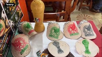 Las tortillas coloridas le dan el toque final al 'taco del Mundial' al simular una bandera nacional / Agencia Viory