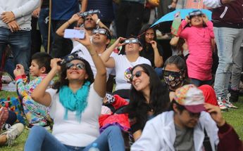 Personas acuden al IPN a ver el eclipse solar anular 2023/ Jesús Quintanar