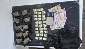 Envoltorios con droga y dinero en efectivo decomisados al hombre detenido. | Cortesía