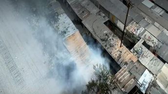 Se incendia Mercado Campesino en Monterrey; se queman 5 locales