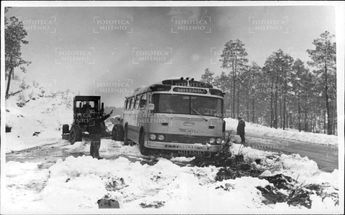 autobús varado en la nieve.