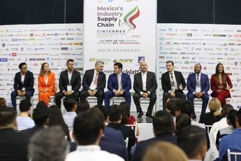 Samuel García junto a el secretario de Economía Iván Rivas y otras autoridades de la industria mexicana. | Raúl Palacios