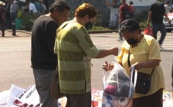 Hombre reutiliza propaganda política para hacer bolsas/ Especial