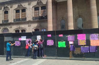 Cartelones pegados en las barreras metálicas | Sandra González