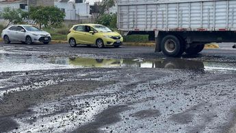 Baches con aguas negras en Camino Real a Colima / Karla Victoria Rodríguez