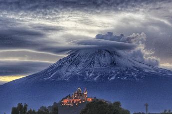 Templo Nuestra Señora de los Remedios y el Popocatépetl, en Cholula, Puebla / Andrés Lobato