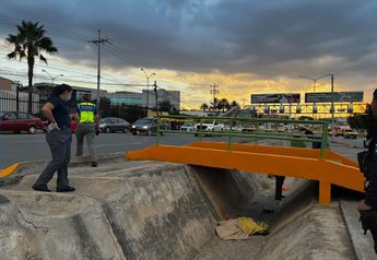 Un hombre en situación de calle fue localizado sin vida dentro de un canal pluvial, en el cruce de Carlos Abedrop.