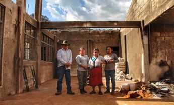 Integrantes de la familia Hernández en lo que quedó de su casa tras el incendio forestal / Melanie Torres