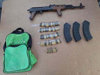 Arma larga con cartuchos y municiones asegurada a los detenidos. | Cortesía
