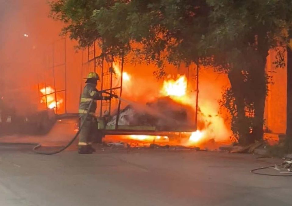 Tras sofocar el fuego los elementos localizaron un cable de alta tensión sobre el remolque. | Leyda Estrada