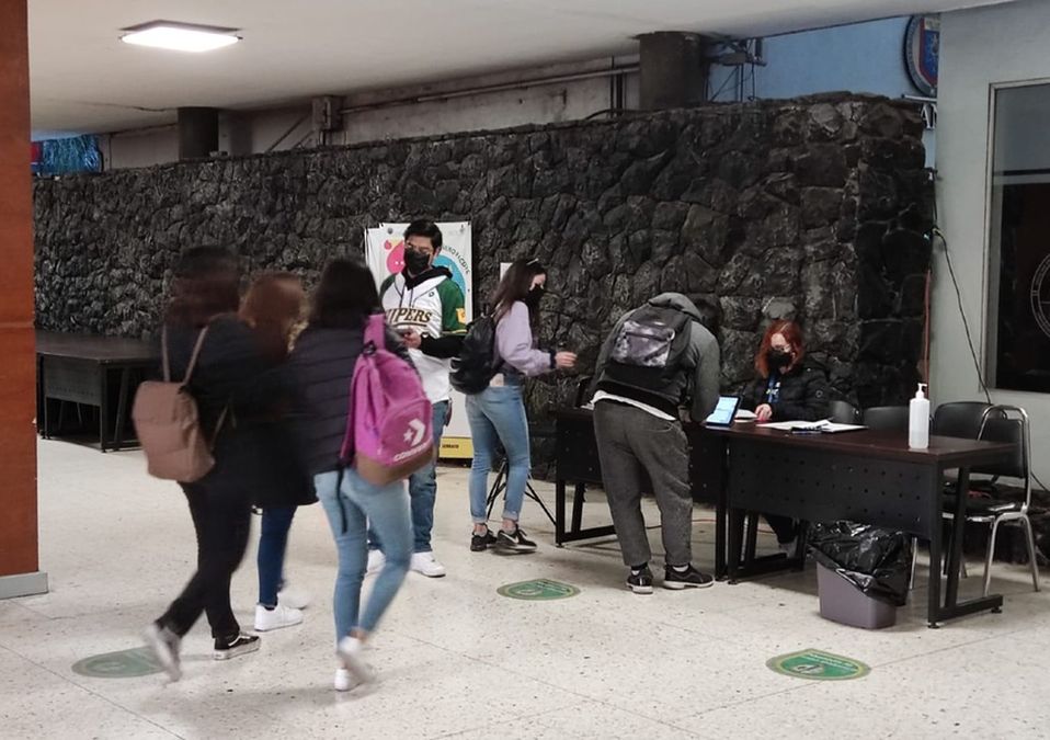 Regresan a clases presenciales al cien por ciento de su capacidad/ Francisco Zúñiga Esquivel