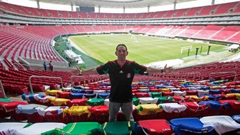 Enrique Solorio, aficionado de Chivas que colecciona camisetas de países / Fernando Carranza