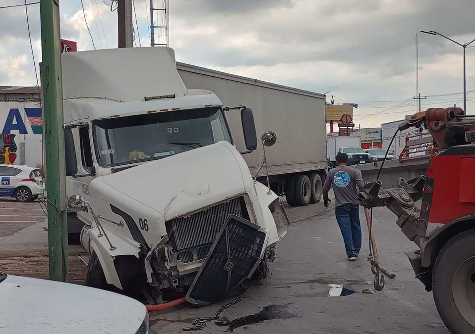 Conductor se estrella contra tres vehículos estacionados en San Nicolás. / Israel Santacruz