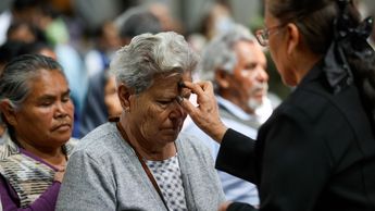 Cuaresma 2026: Cientos de fieles saturan iglesias por el Miércoles de Ceniza