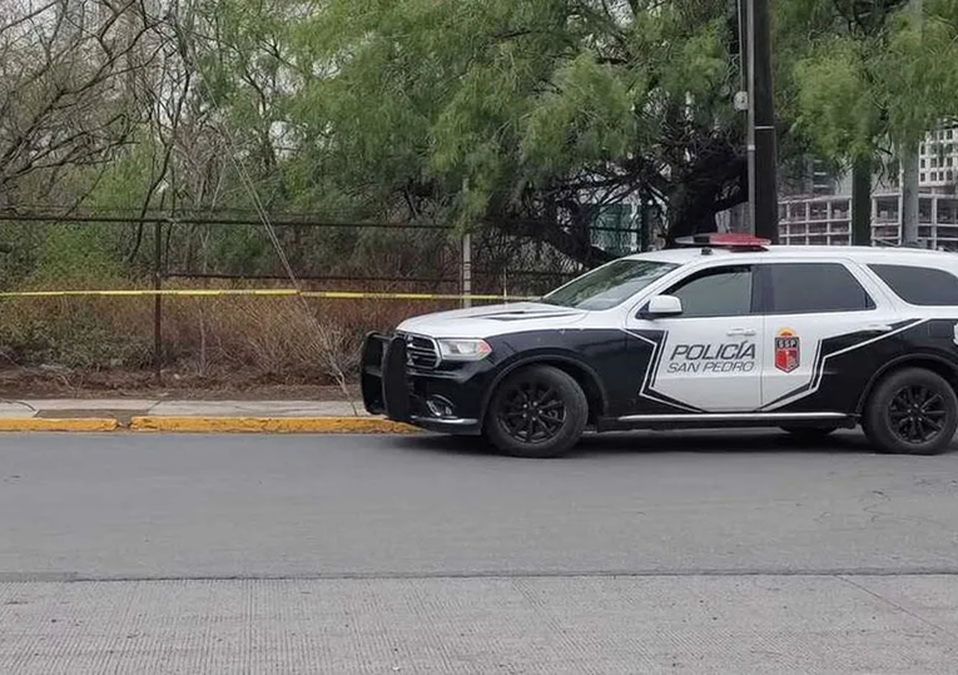 Hallan cuerpo de hombre en lote baldío cerca del Auditorio San Pedro