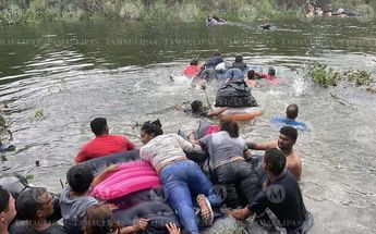 Migrantes cruzan la frontera a bordo de colchones inflables. | Ángel Domínguez