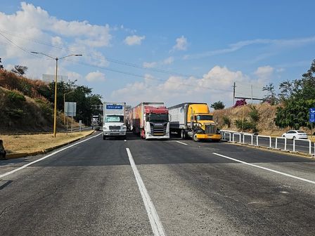 Tráileres y vehículos permanecen varados en la autopista que debido al bloqueo que mantiene paralizado el tránsito | Foto: Juan Carlos Munguía