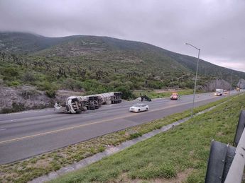 Protección Civil de Nuevo León abanderó la zona del accidente. | Agustín Martínez