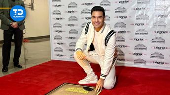 Carlos Rivera revela su placa.| Ileana González