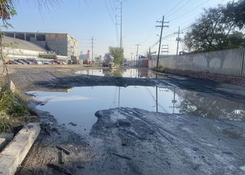 La calle se encuentra repleta de pozos con agua. | Pamela Villanueva