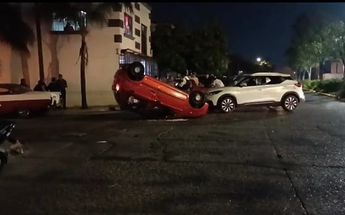Debido al impacto de la moto el coche quedó volcado / Juan Carlos Munguía