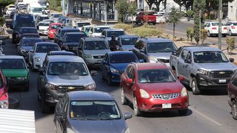 El refrendo vehicular es un derecho que deben cubrir todas las personas físicas o morales que poseen vehículos. Archivo.