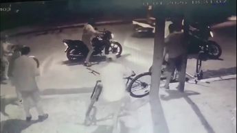 Padre enfrenta a banda de asaltantes para salvar a su hijo y le disparan 4 veces