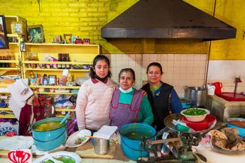 Martha Trejo Barrios y su familia en la Fonda Panchita / Andrés Lobato