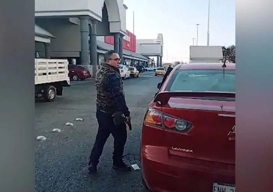 Pleito entre automovilista y motociclista en Saltillo se hace viral; se amenazan con armas