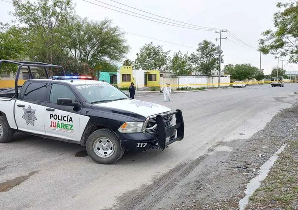 Hallan cuerpo de mujer envuelto en cobija en calles de Juárez