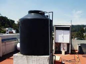 Tinaco instalado en una casa con capacidad familiar.