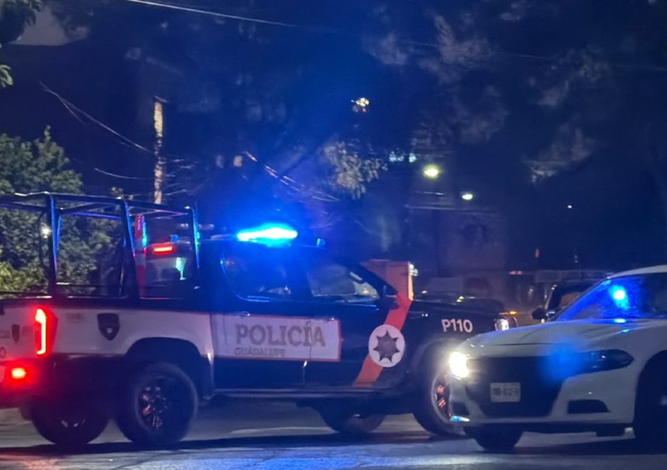 Paramédicos de la Cruz Roja acudieron al lugar y trasladaron al joven a un hospital