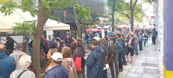 Decenas de personas esperando ser atendidos afuera del Banco del Bienestar en el Centro de Monterrey. | Erik Solheim Rocha