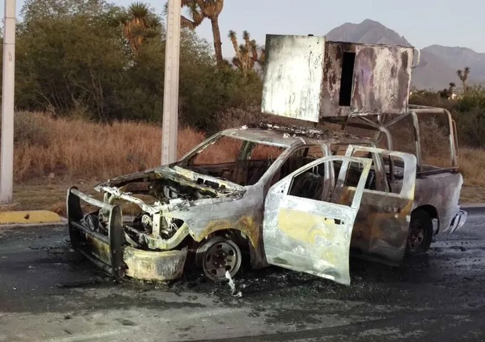 Fuego consume patrulla tras presunta falla eléctrica en Monterrey