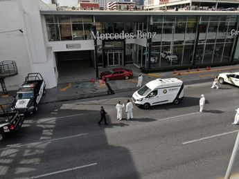 Tras el ataque el conductor quedó afuera de una agencia de autos. / Telediario